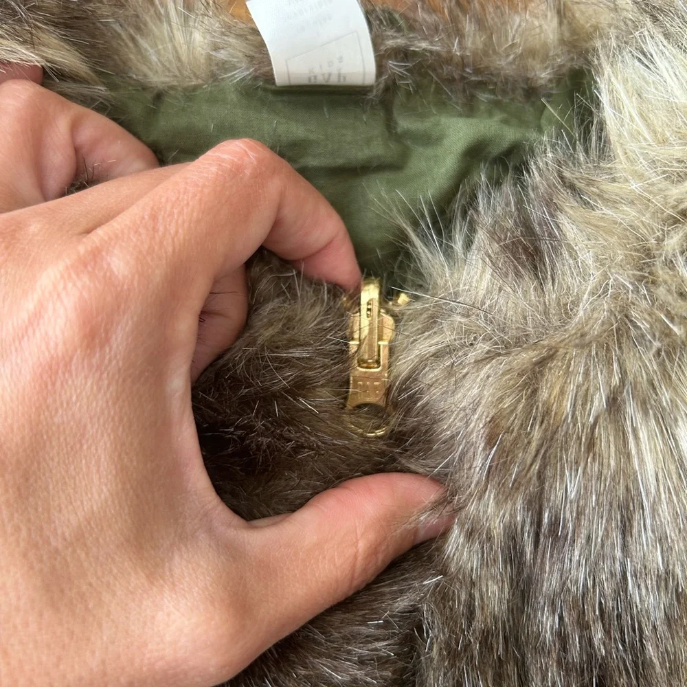 Girls GAP faux fur vest in size L zipper up with pockets